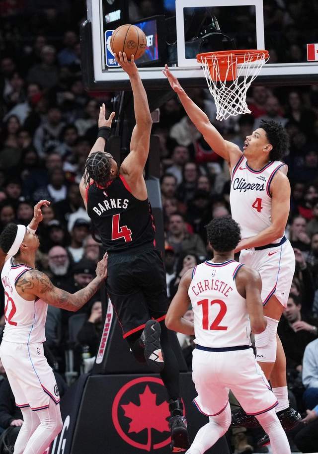 九游体育登陆入口-爆大冷！单核哈登掀翻东部第四！快船冲上第十，两大奇兵轰35分